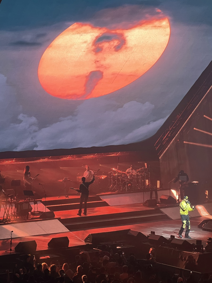 Wu-Tang sur scène sous un soleil orange monumental