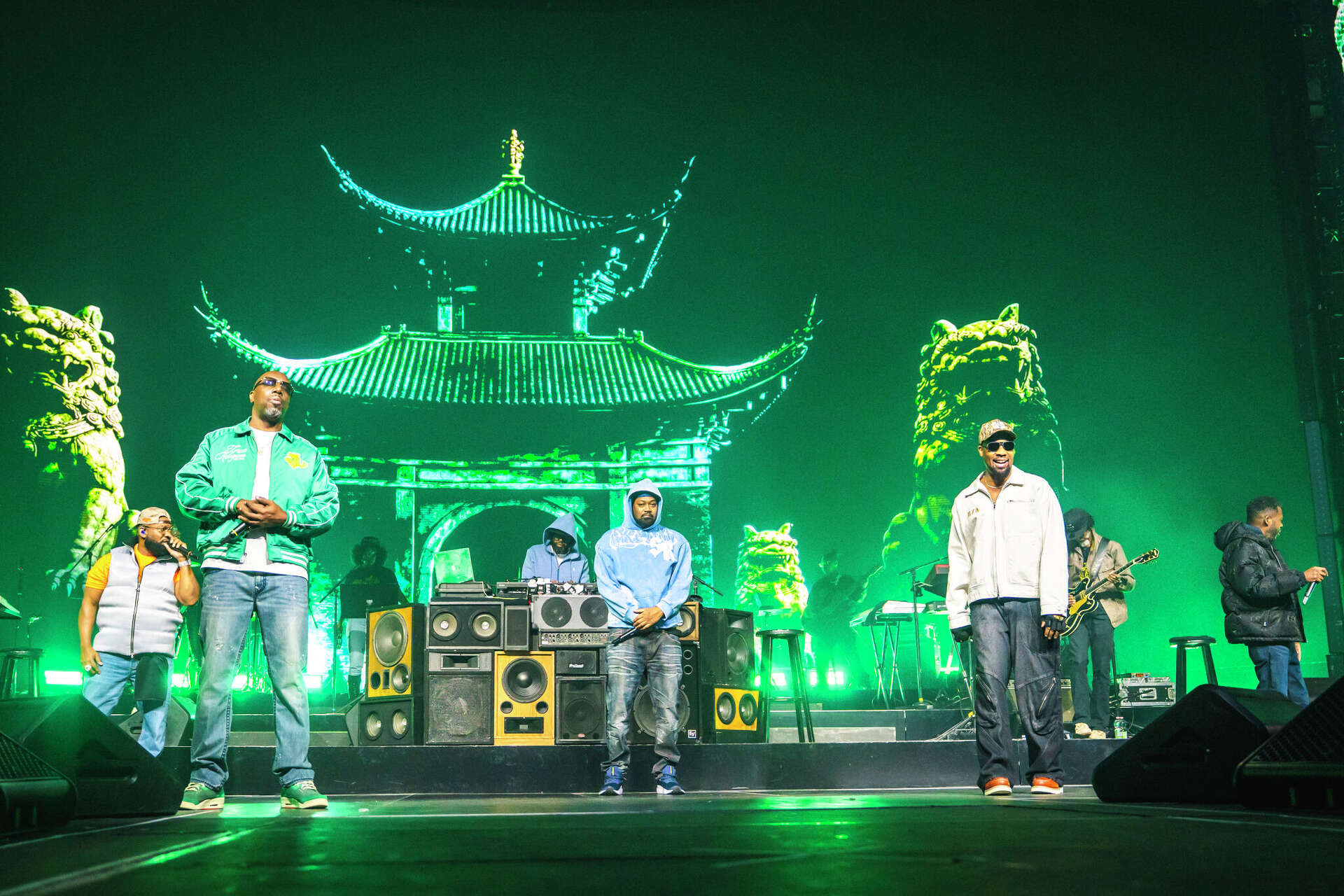 Wu-Tang — scène éclairée en vert devant le temple