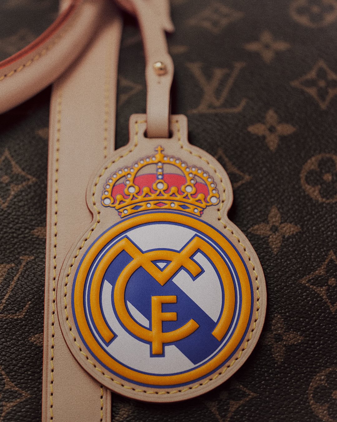 Real Madrid × Louis Vuitton — détail du sac et écusson du club